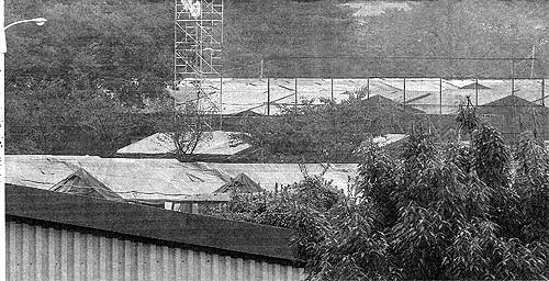 ���ċ������K�ɂނ��Ē������Ԓn���ɐݒu���ꂽ�e���g��