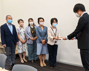 �ЂƂ�e�ƒ�̎x�������J�Ȃɗv�]