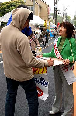 ����Ŕ��Ώ����Ɏ��g�ލ���͂�q����