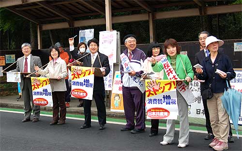 ����ő��Ŕ��΂̏������Ăт�����S��\����̍���͂�q����A�U�l�̎s�c�c�Ƌ��Y�}�x���B09.4.17�@���ю����m�V�Ղ�ɂ�