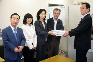 �u�ی������������v������o���錧�Еۋ��Ƌ��Y�}�񖼂̏Љ�c��