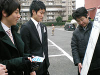 シールアンケートを呼びかける小野議員ら