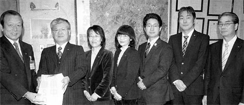 �u���ېň��������v�u�w�Z���H����v�������s���ɒ�o���鋤�Y�}�V���s�c�c