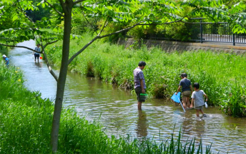 ������ŋ����l���ėV�Ԑe�q�i���v���Ďs�j