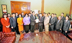 �����̊��҂ɉ����啱���u���}�������p�~�@�āv���O�@���������ɓn�����Y�}����c���c