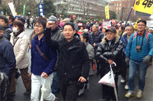 �u�����p�F�v�u��߂��Ȃ��Ȃ�񑊂����߂�v�ƃ��b�v���̃p���[�h�Ŋ��@�ց����삾�������c����