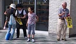 �w�������q�ǂ��A��̎Ⴂ���̏����������Ă��܂�