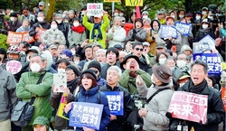 �i�ʐ^�j�u�����Ȃ����A�ĉғ�����ȁv�ƍR�c����l�������P�P���A�����O