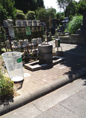 ����̑O�̒ʘH���i�����E�E