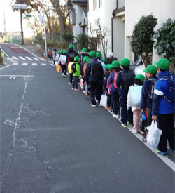 �V���Ȓʊw�H��ʂ������̗l�q