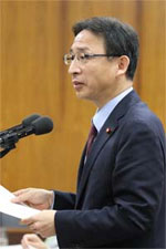 追及する塩川議員=13日内閣委員会